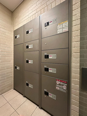 【その他共用部分】 | ルアナガーデン新百合 | 共用エントランスには宅配BOXがあるので荷物の受け取りもスムーズに♪再配達を依頼する手間が省けます☆