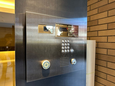 【エントランス】 | ルアナガーデン新百合 | 共用エントランスは不審者の侵入を未然に防ぐオートロック付き！防犯対策充実しています◎