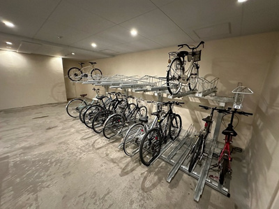 【その他共用部分】 | ルアナガーデン新百合 | 屋内駐輪場で雨が降っても大切な自転車が濡れなくてすみますね♪自転車はちょっとした移動手段に便利ですよね！