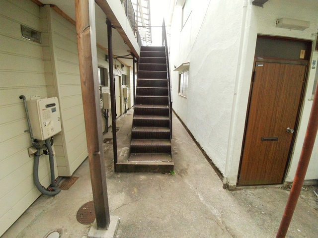 寺口ハイツのエントランス