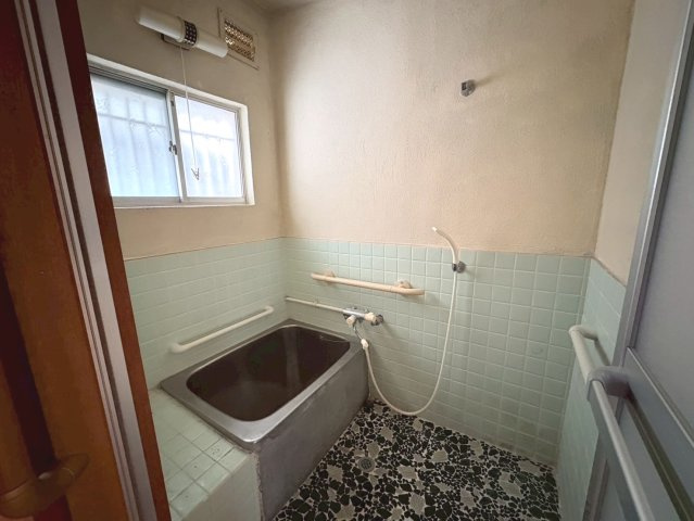 【商談中】中古戸建　大垣市三津屋町1丁目　昭和51年築の浴室
