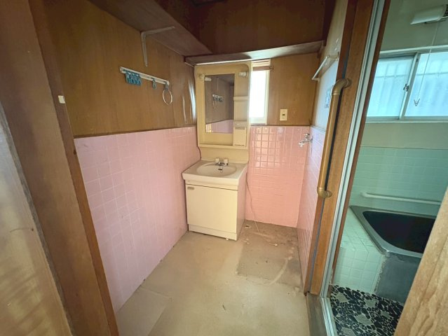 【商談中】中古戸建　大垣市三津屋町1丁目　昭和51年築の独立洗面台