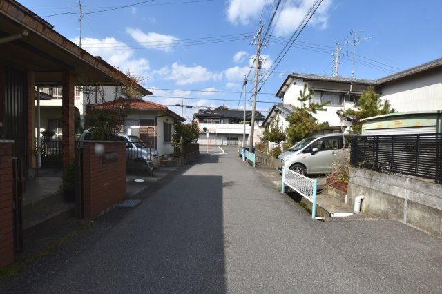 中古戸建　大垣市八島町　昭和44年築の前面道路含む現地写真