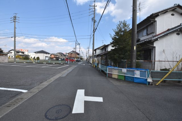 中古戸建　大垣市八島町　昭和44年築の前面道路含む現地写真