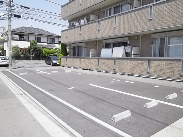 クレール市川の駐車場
