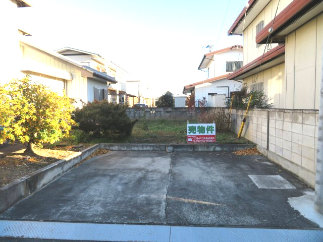 藤岡市下大塚　中古498の駐車場