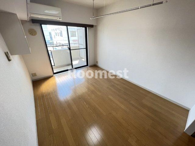 KI-3ビルの居間・リビング|こちらのリビングで趣味の時間をお楽しみください