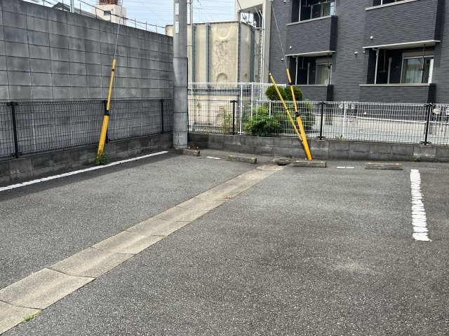 ジェントル阿成の駐車場