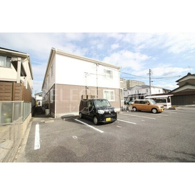 【駐車場】 | ファミール・ドゥ・クイーンＡ | 駐車場があるので、車を買う予定の方も安心です
