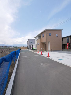 【前面道路含む現地写真】 | 南通路で日当り良好です。自然に囲まれた落ち着いた住環境