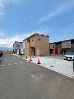 【外観】 | 甲府市蓬沢町 オール電化新築 南通路・日当良好 車並列3台