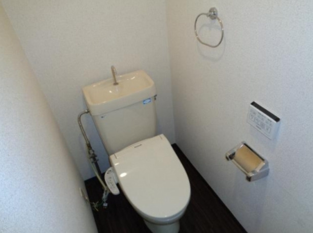 大津市一里山３丁目の店舗事務所のトイレ|落ち着いた色調のトイレです