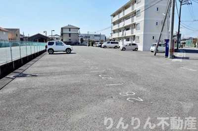 【駐車場】 | ハイツ森III | 駐車場があるので、車を買う予定の方も安心です