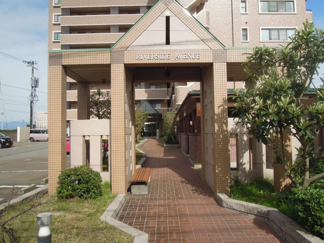 リバーサイドアベニューの外観