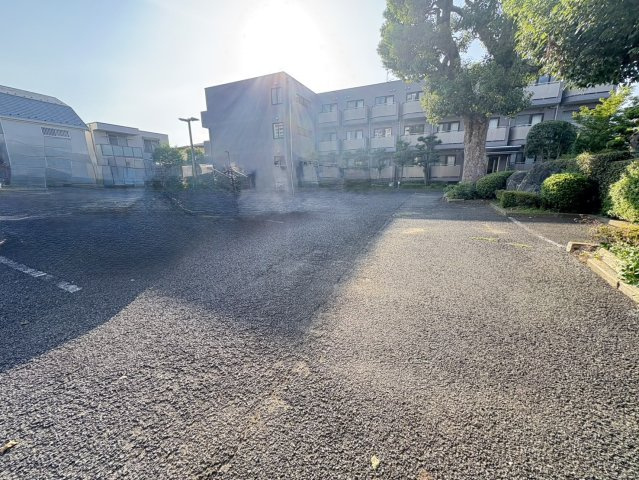 カンファーコートの駐車場