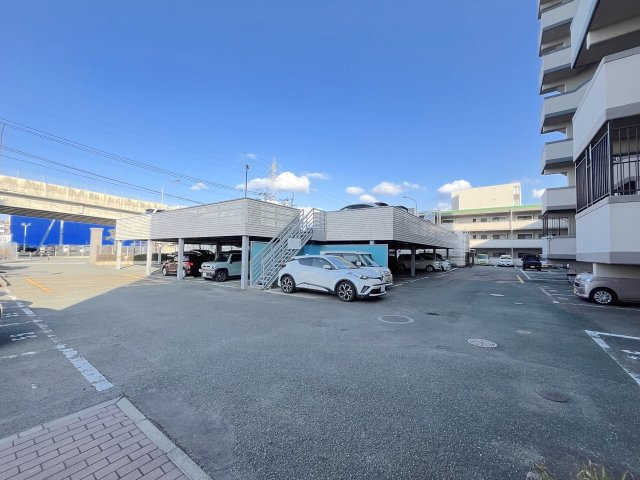 グランドパレス新宮の駐車場
