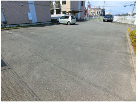 グレイシスコート庭代台の駐車場