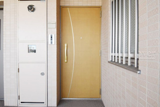 【その他共用部分】 | ダブルロック式の玄関ドアが皆様をお出迎え。お部屋のセキュリティの観点からも、うれしい設備ですね。玄関の色もシックで良い感じです。～即日のご見学可能～　お問合せはお気軽にどうぞ。