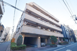【外観】 | 手入れの行き届いた外壁やエントランスなど、「見ればわかる」レベルで清潔感を保ったマンションです。築年数を感じさせない姿で皆様をお出迎えします。～即日のご見学可能～　お問合せはお気軽にどうぞ。