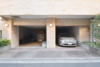【駐車場】 | 屋根付きの駐車場スペース。空きの有無や駐車料金、サイズ規定などについては、改めてお問い合わせください。～即日のご見学可能～　お問合せはお気軽にどうぞ。