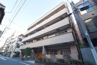 【外観】 | 手入れの行き届いた外壁やエントランスなど、「見ればわかる」レベルで清潔感を保ったマンションです。築年数を感じさせない姿で皆様をお出迎えします。～即日のご見学可能～　お問合せはお気軽にどうぞ。