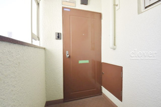 【その他共用部分】 | 皆様をお迎えする、お部屋の玄関ドア。開けやすさや開放角度、ドアノブの操作しやすさや鍵の形状などを、現地で一度ご確認ください。～即日のご見学可能～　お問合せはお気軽にどうぞ。