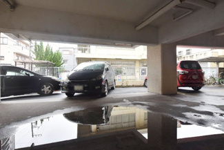 【駐車場】 | マンションの駐車場スペース。空きの有無や駐車料金、サイズ規定などについては、改めてお問い合わせください。～即日のご見学可能～　お問合せはお気軽にどうぞ。