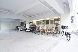【駐車場】 | バイク置き場。空き区画の有無や駐輪料金、サイズおよび排気量規定などについては、改めてお問い合わせください。～即日のご見学可能～　お問合せはお気軽にどうぞ。