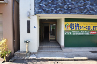 【エントランス】 | お客様を、そして住人を出迎えてくれるマンションのエントランス。ゴミが落ちていないことからも、管理状態の良さや住民の節度の高さが見て取れます。～即日のご見学可能～　お問合せはお気軽にどうぞ。
