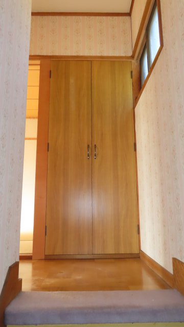 北見市緑町６丁目２番１号　中古売家の収納|2階階段前収納