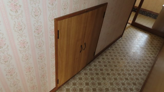 北見市緑町６丁目２番１号　中古売家の収納|階段下収納