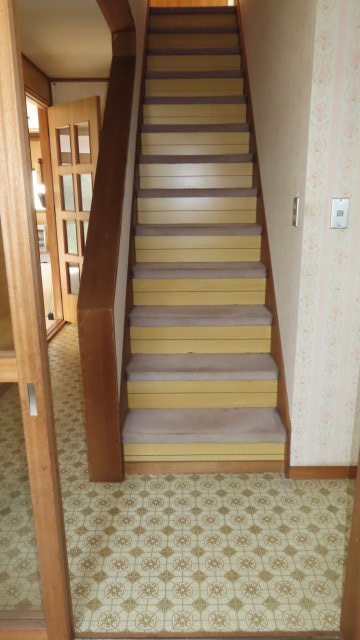 北見市緑町６丁目２番１号　中古売家のその他共用部分|階段（UP）