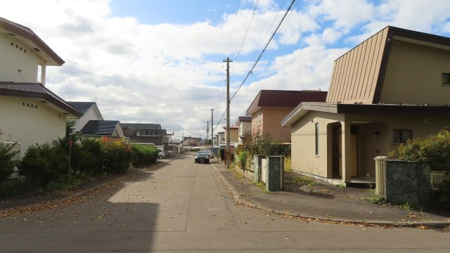 北見市緑町６丁目２番１号　中古売家の前面道路含む現地写真