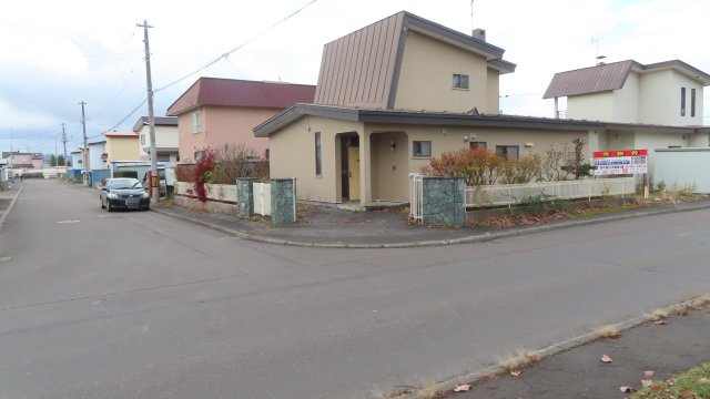 北見市緑町６丁目２番１号　中古売家の前面道路含む現地写真