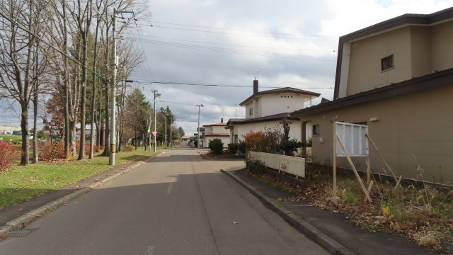 北見市緑町６丁目２番１号　中古売家の前面道路含む現地写真