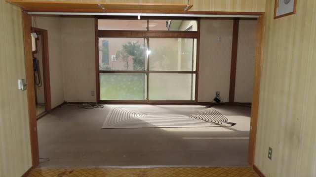 北見市緑町６丁目２番１号　中古売家の居間・リビング|キッチン側から見たリビング