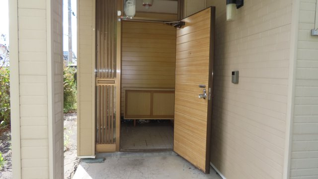 北見市緑町６丁目２番１号　中古売家の玄関