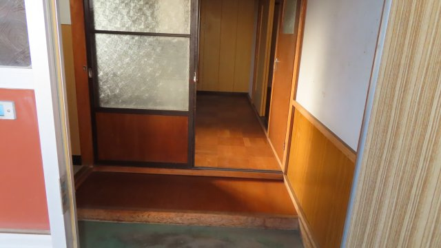 網走市桂町２丁目４１番地７、４４番地４、４５番３９　中古売共同住宅の居間・リビング|２－１：玄関