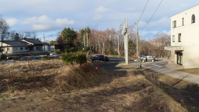 網走市桂町２丁目４１番地７、４４番地４、４５番３９　中古売共同住宅の前面道路含む現地写真|私道 幅員４ｍ