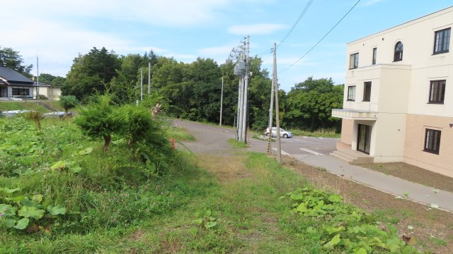 網走市桂町２丁目４１番地７、４４番地４、４５番３９　中古売共同住宅の外観|私道下り