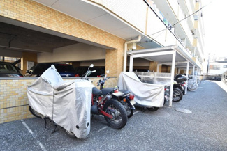 【駐車場】 | バイク置き場。空き区画の有無や駐輪料金、サイズおよび排気量規定などについては、改めてお問い合わせください。～即日のご見学可能～　お問合せはお気軽にどうぞ。