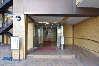 【エントランス】 | マンションの正面エントランス。出入りする人間を癒してくれるマンション入り口であり、その建物の「顔」でもあります。～即日のご見学可能～　お問合せはお気軽にどうぞ。