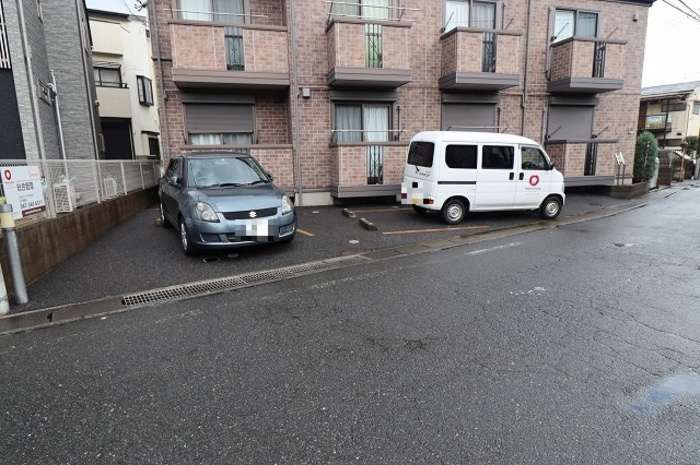 カリーナ　カーサの駐車場