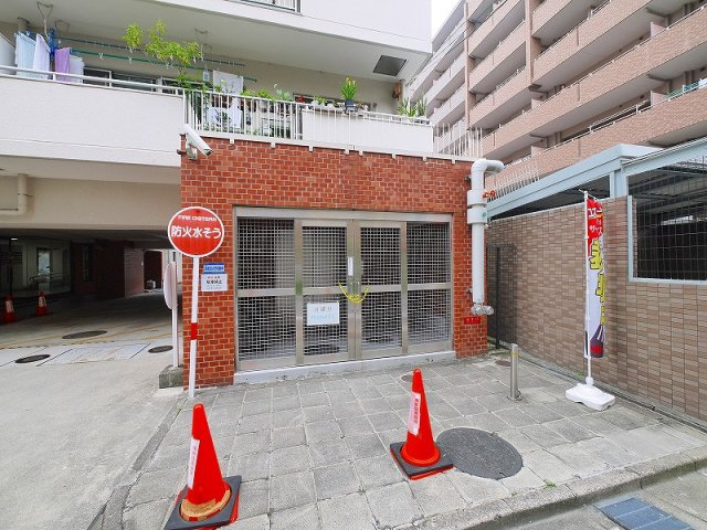 西大寺グランドハイツのエントランス