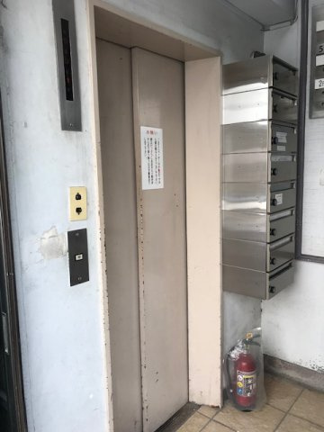 仲通りビルのエントランス