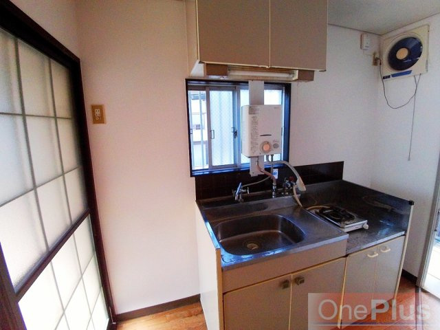 生藤ハイツのキッチン|収納たっぷりのシンク、冷蔵庫置場もあります。