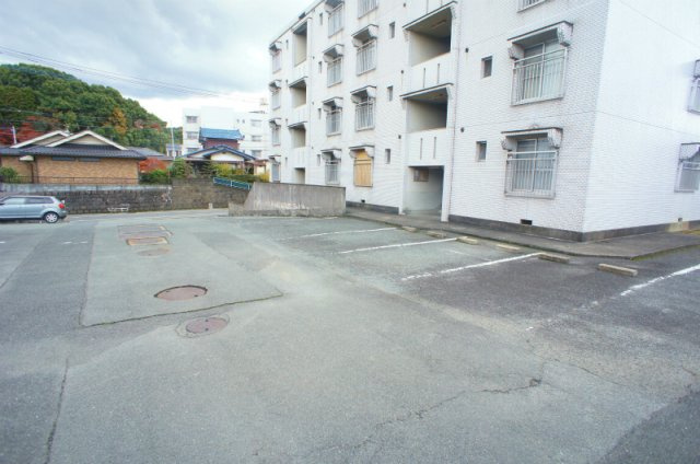 大坪ハイツの駐車場