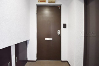 【その他共用部分】 | 皆様をお迎えする、お部屋の玄関ドア。開けやすさや開放角度、ドアノブの操作しやすさや鍵の形状などを、現地で一度ご確認ください。～即日のご見学可能～　お問合せはお気軽にどうぞ。