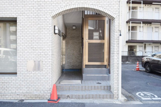 【エントランス】 | オートロックを備えた、マンションのエントランス。やはりセキュリティの観点は欠かすことができません。皆様を“安全”に送り出し、出迎えてくれます。～即日のご見学可能～　お問合せはお気軽にどうぞ。