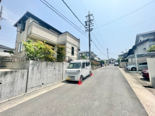 名東区高針台二丁目戸建の前面道路含む現地写真|南側前面道路！高低差があるため、視線が気になりません！